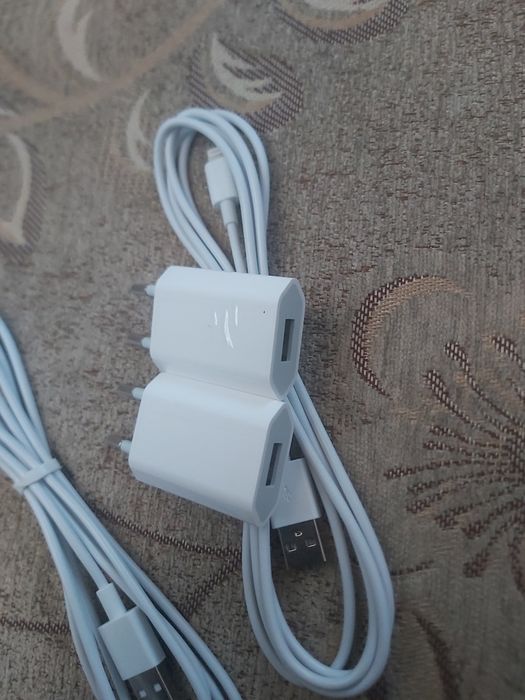 Dwie oryginalne ładowarki i kable do urządzeń Apple