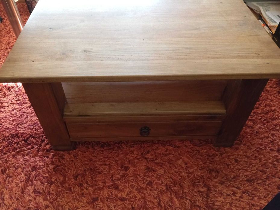 Mesa centro/apoio em castanho maciço com gaveta