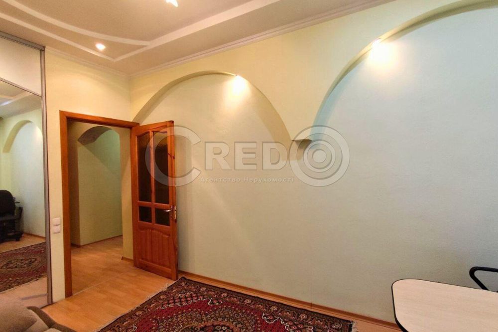 Продаж великої 3кімнатної квартири з "автономкою". Покровський район.