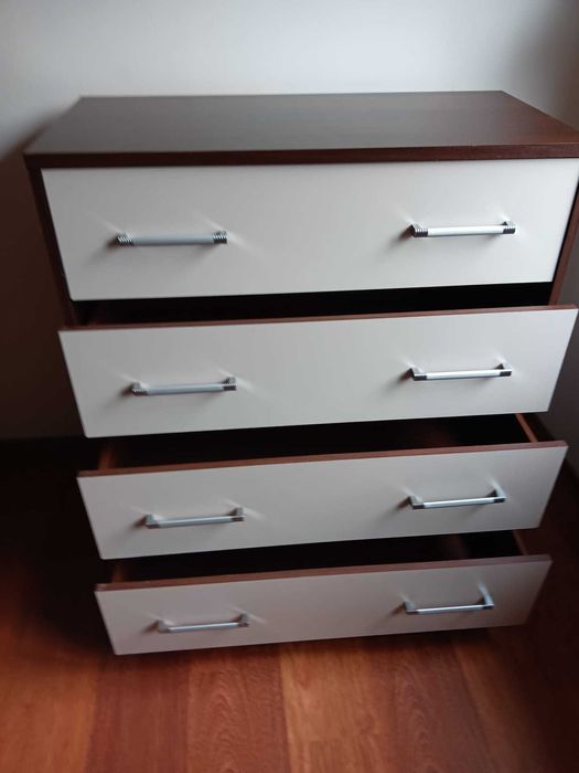 Komoda z czterema szufladami