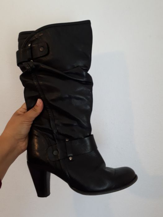 Botas de salto alto em PELE