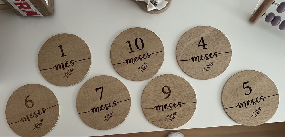 Placas de madeira com os meses para fotos dos bebes