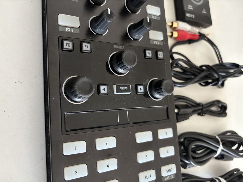 Native Instruments Traktor Kontrol X1 MK2 c / placa de som;