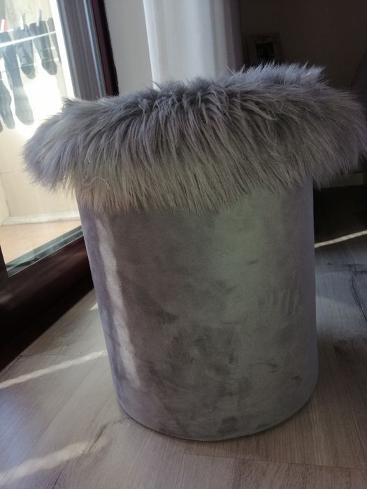 Puffs cinzentos decorativos