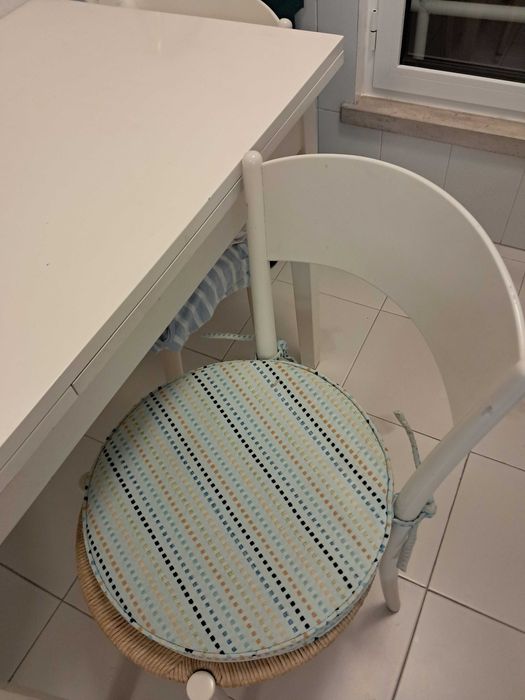 Mesa de cozinha extenssivel com 4 cadeiras