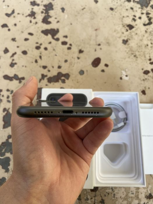 Продам Айфон 11 64 ГБ