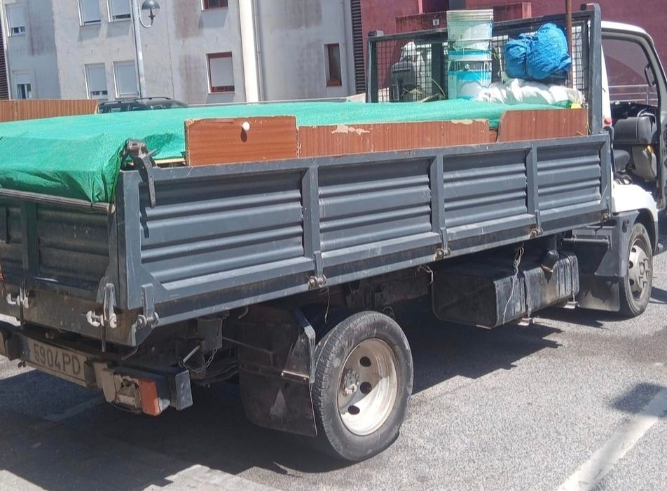 Recolha de lixo, monos e todo o tipo de resíduos de obras misturados