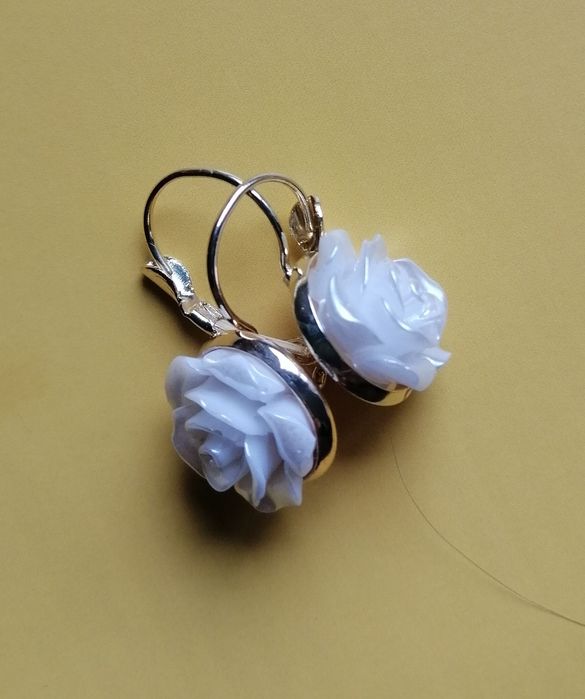 Brincos de pingente com design de flor branca