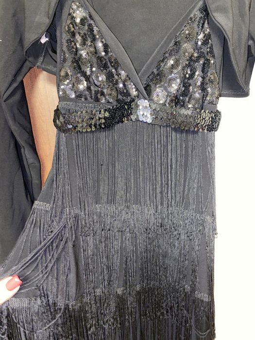 Вечірня сукня з паєтками та рюшами