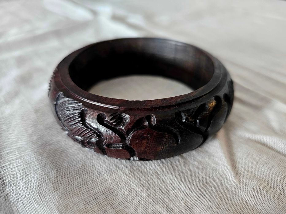 Pulseira africana em madeira esculpida