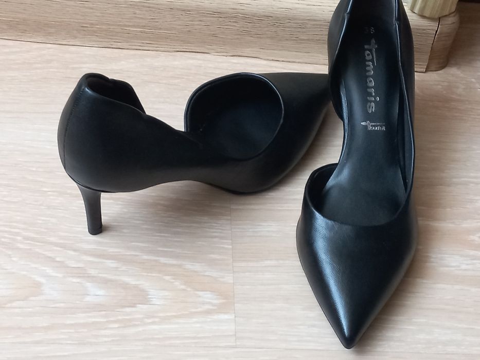 Нові туфлі Tamaris 38р, чорні

Стильні жіночі туфлі бренду Tamaris, розмір 38. Класична у