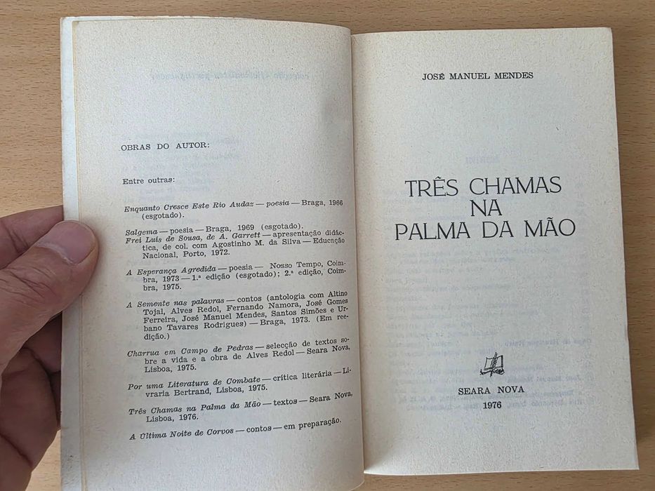 Livro "Três Chamas na Palma da Mão" de José Manuel Mendes