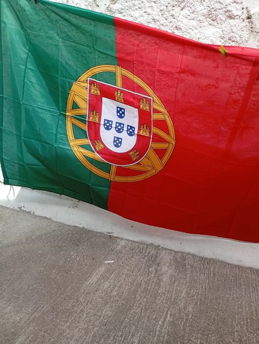 Super e única bandeira de Portugal com 2.45 largura e 1.60 altura incrível.