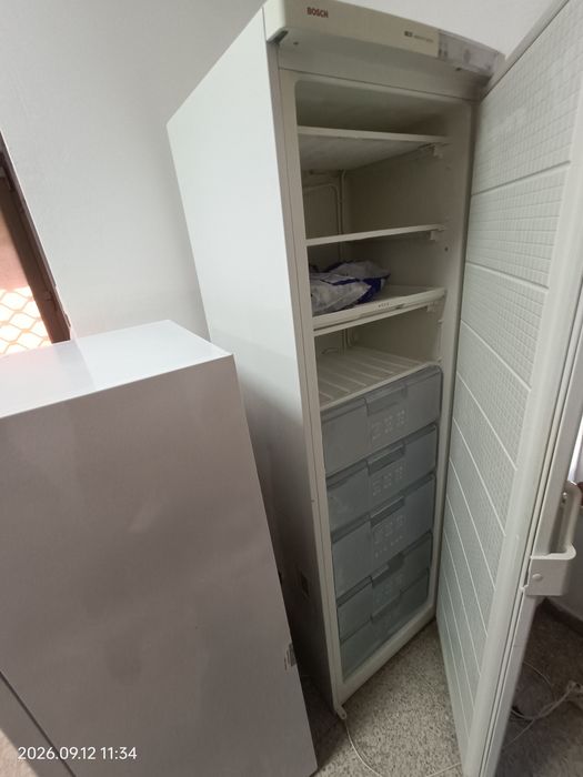 Arca vertical e um frigorífico pequeno