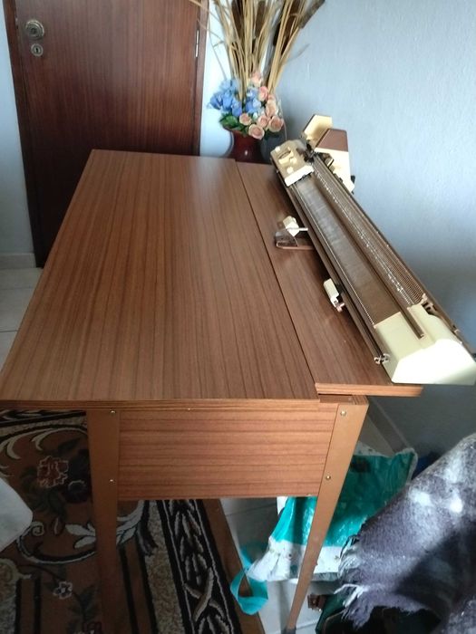 Vendo máquina de tricotar manual e elétrica.