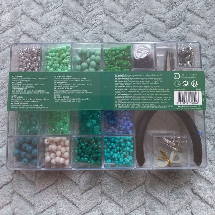 Zestaw nowych koralików do robienia biżuterii