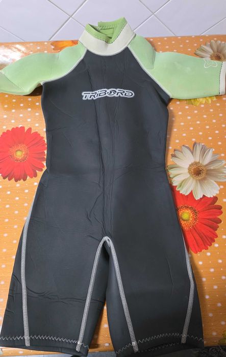Fato para Bodyboard ou simplesmente para as crianças vestirem quando a água do mar está fria.