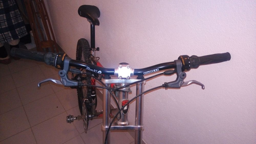 Bicicleta de BTT dupla suspensão