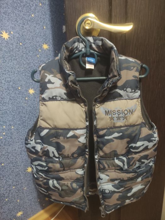 Класна фірмова  жилетка для хлопчика  р.98.В гарному стані.