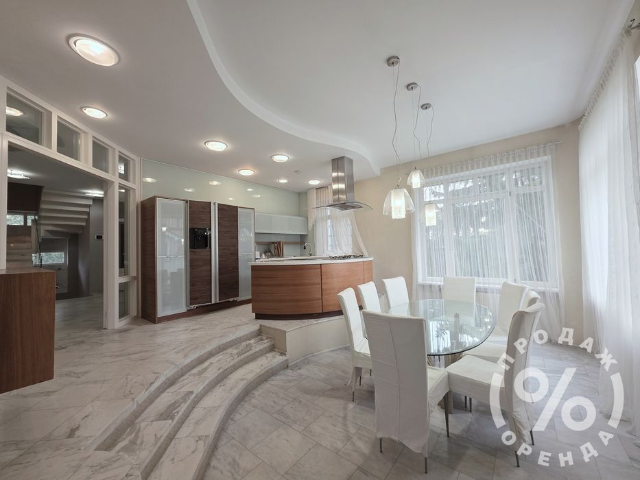 Стильний будинок у центрі з більярдною та камінною кімнатою