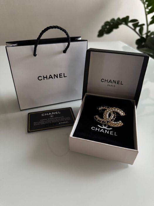 Piekna broszka Chanel