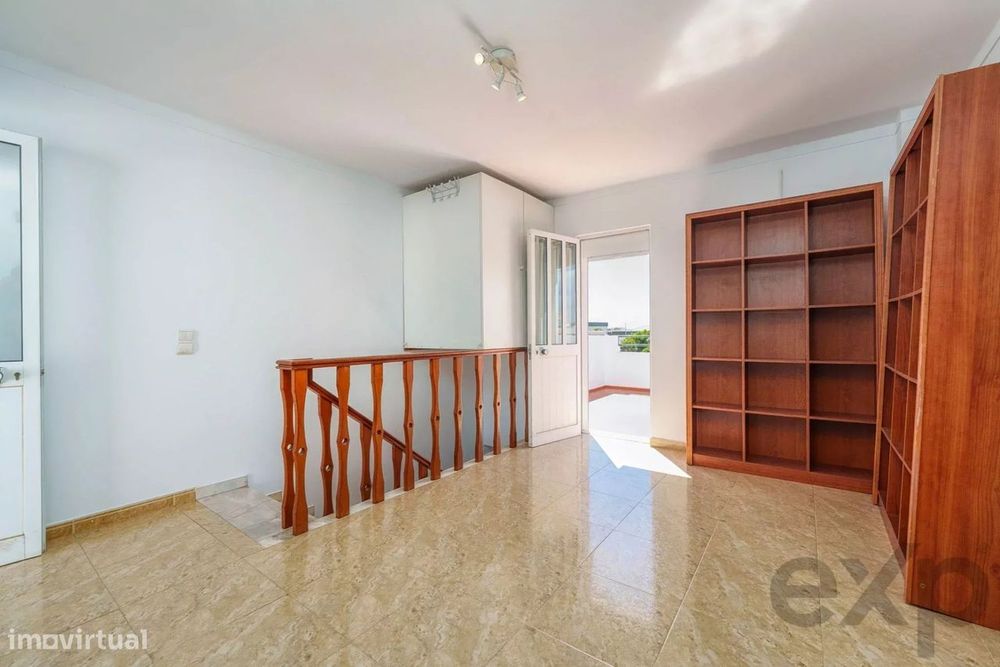Moradia T2+1 com quintal e terraços com vista mar em Olhão, junto à Ri