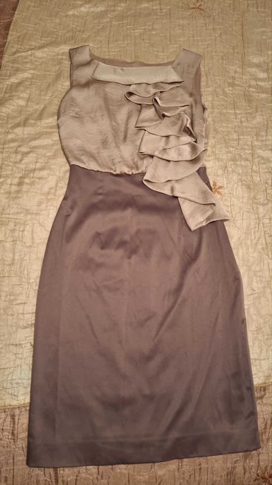 Sukienka Pretty One XS midi koktajlowa żabot beżowa delikatny blask