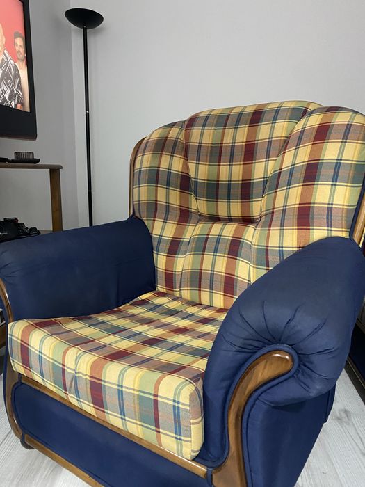 Poltrona e sofá cama em bom estado