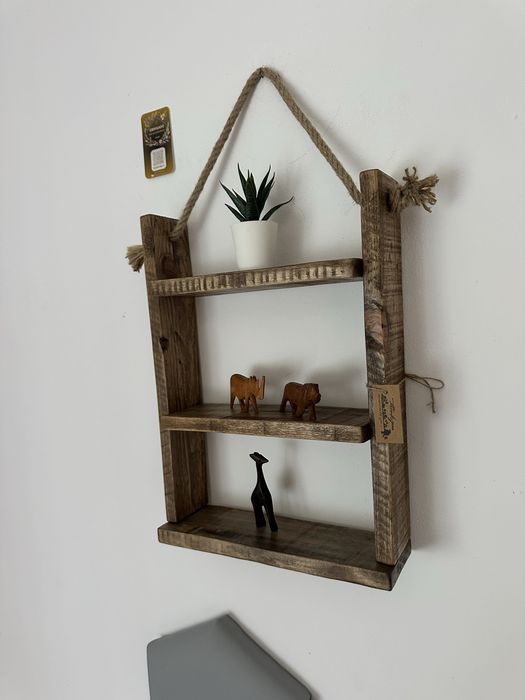 Prateleira artesanal em madeira estilo rustico