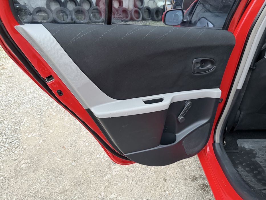 Продам тоета ярис на автомате в отличном состоянии