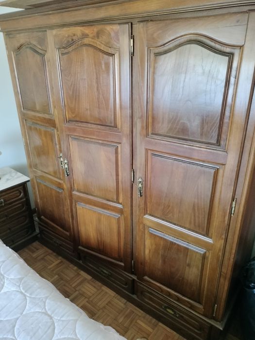 Quarto  com cama, roupeiro e cómoda