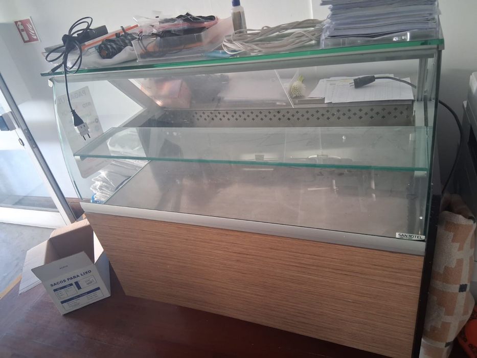 Vitrine a funcionar a refrigeração