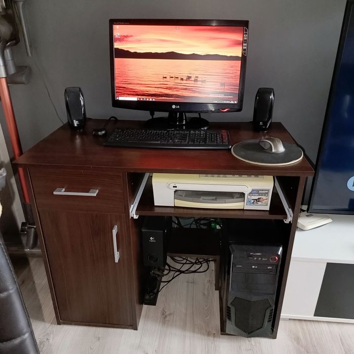 Komputer, monitor, głośniki, drukarka, biurko