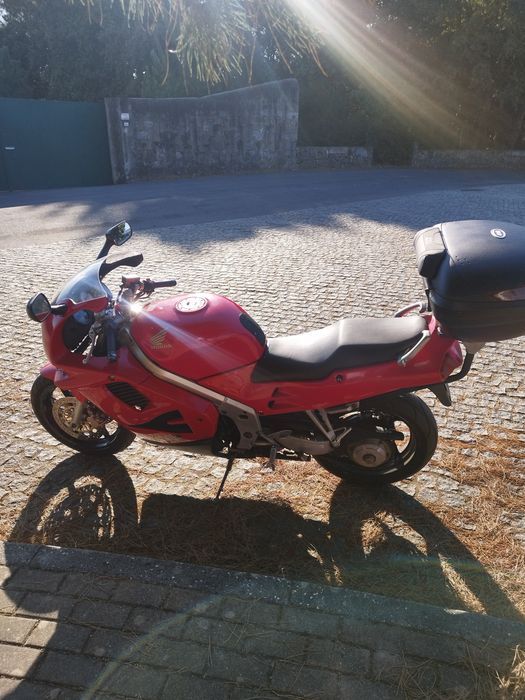 Honda VFR 750  V4 – Lendária - possível troca por 125