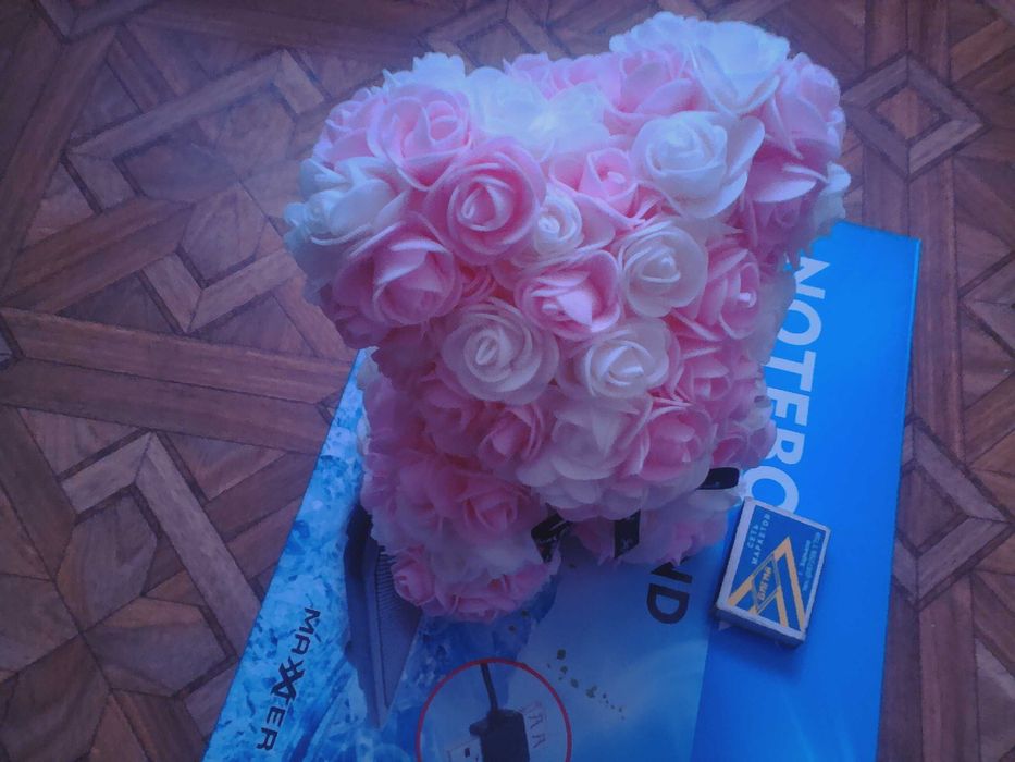 Подарок на день святого Валентина .медведь из розочек