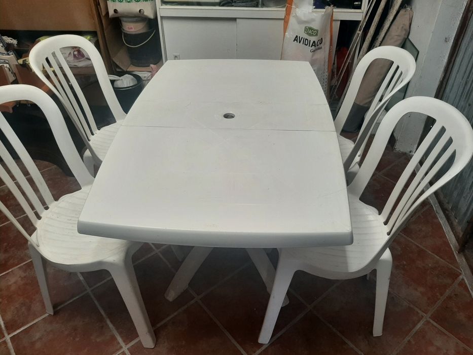 Vendo mesa e 4 cadeiras