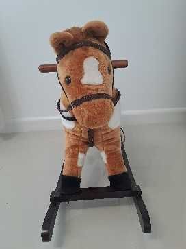 Konik na biegunach, rży i macha ogonkiem