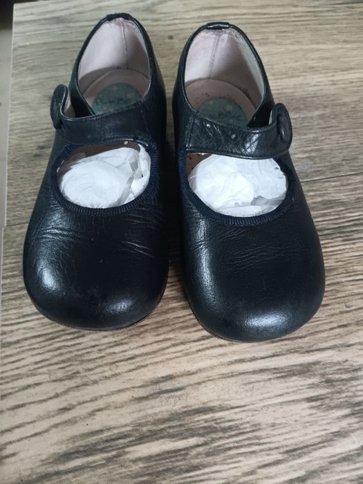 Sapatos azuis menina n22
Sola de borracha e couro
Em bom estado