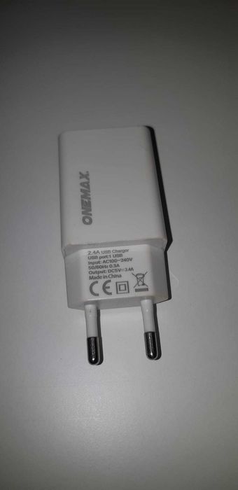 Cinco carregadores e dois cabos USB-C