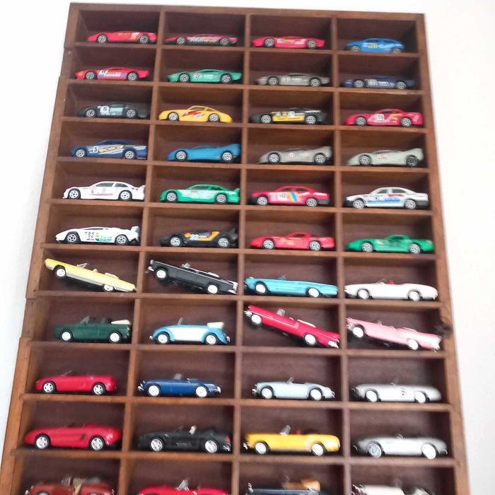 Expositor de madeira envernizada para miniaturas
