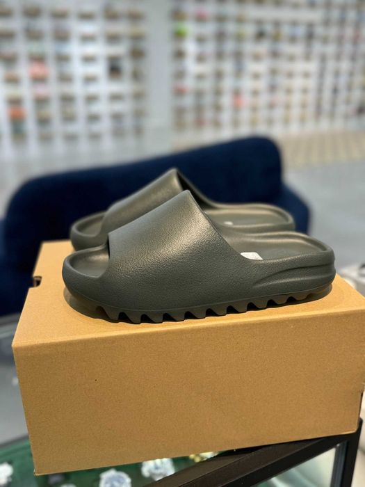 Czarne kapcie Adidas Yeezy 40,5