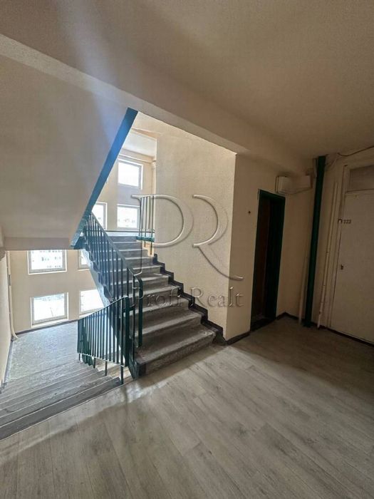 Продаж 2 кімн. квартири на набережній Дніпра за адресою вул Прирічна 1