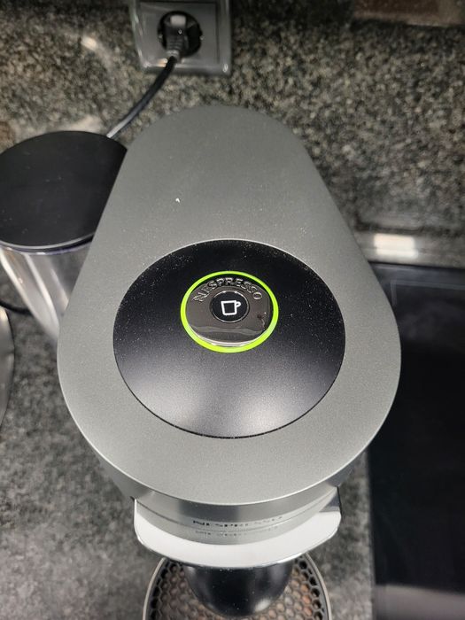 Máquina Vertuo Plus Deluxe Titanic D Automática