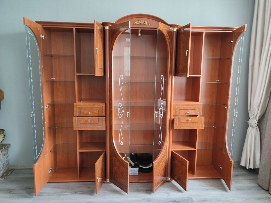 Італійський сервант вітрина