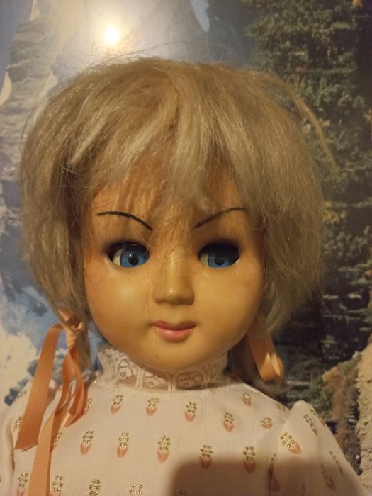 Boneca com cerca de 100 anos