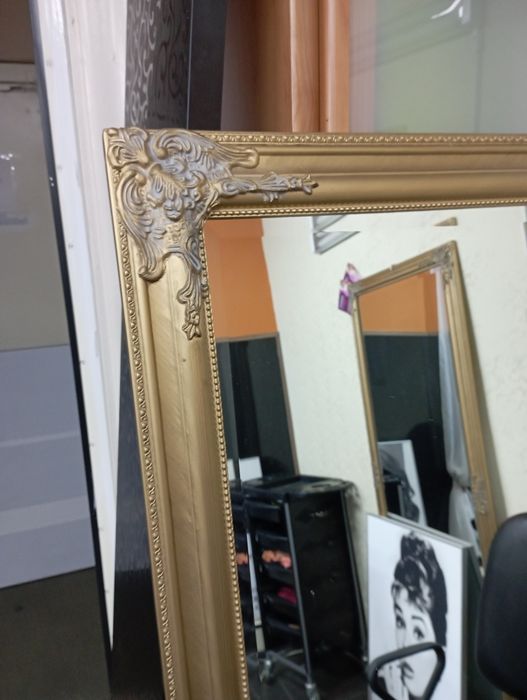 Зеркало одно  .с золотистой рамкой