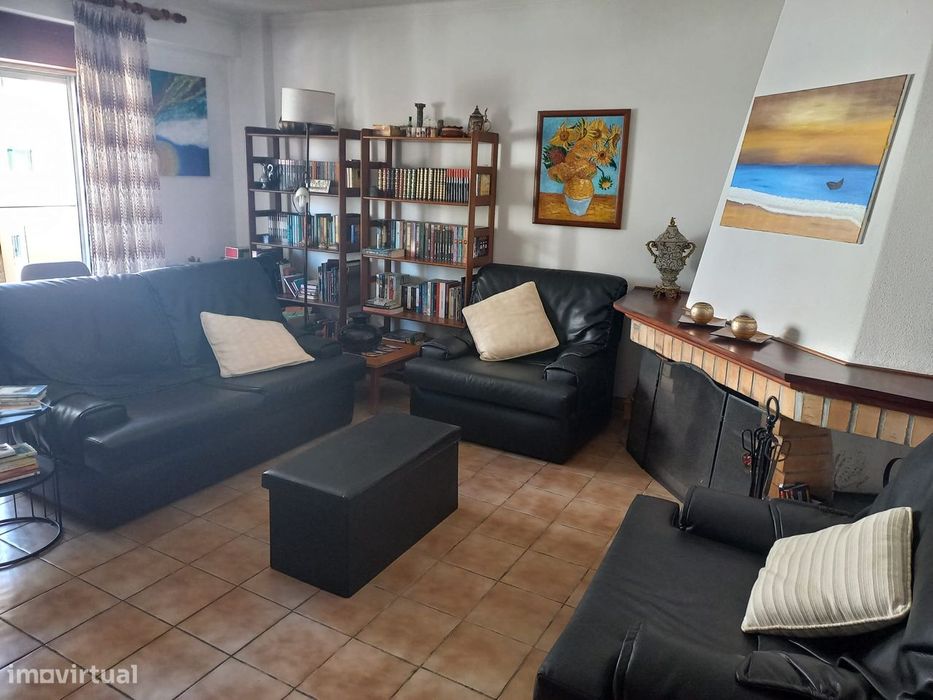 Apartamento T2 com 102 m², localizado na Guimarota, em Leiria.