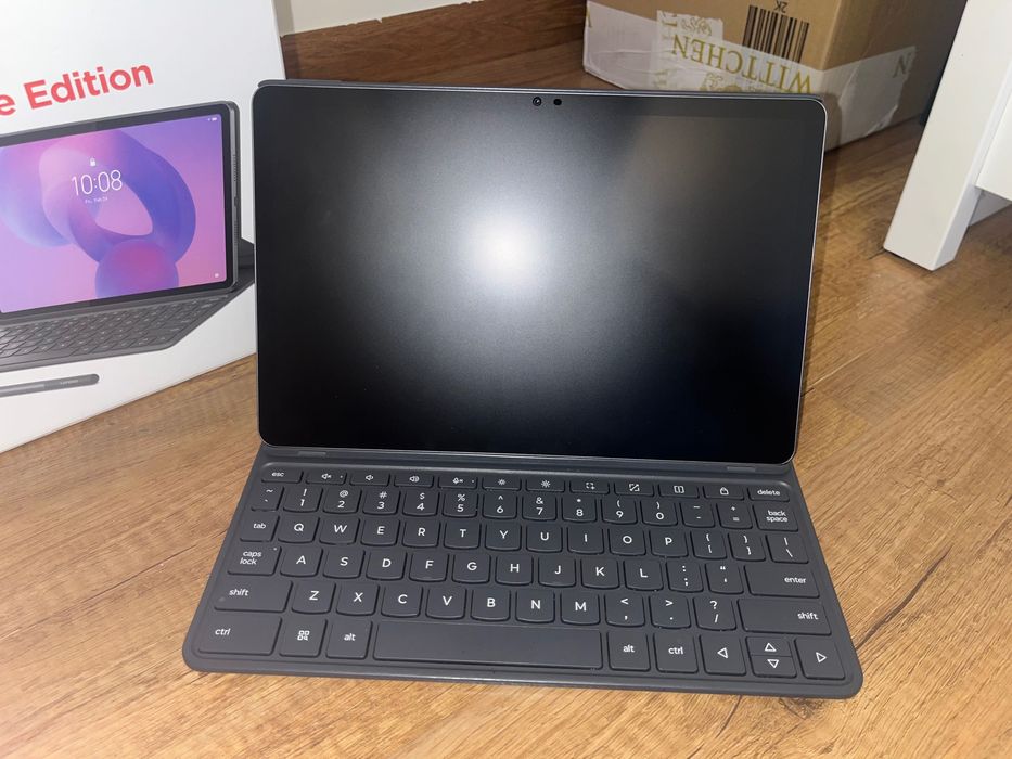 Tablet Lenovo IdeaTab z klawiaturą i rysikiem