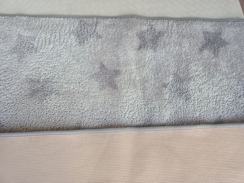 Tapete IKEA cinza para criança