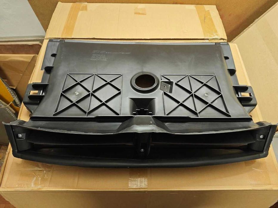 Tesla Model 3 панель радіаторів підсилювач телевізор рест дорест